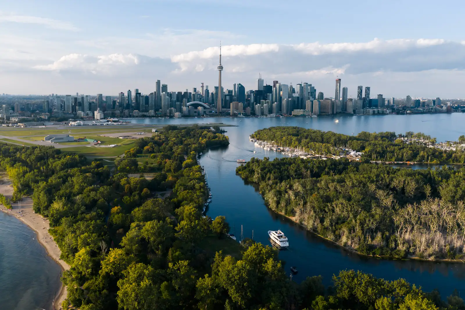 Aerial view of the Toronto skyline and harbour islands